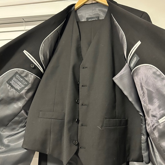 Kenneth Cole men’s 3 piece suit - Picture 2 of 3